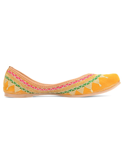 DESI COLOUR Women Yellow Ethnic Punjabi Jutti