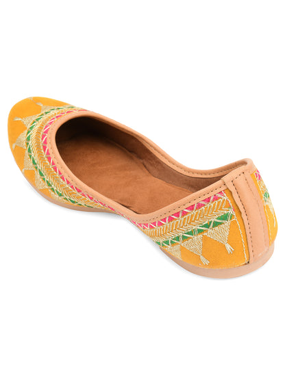 DESI COLOUR Women Yellow Ethnic Punjabi Jutti