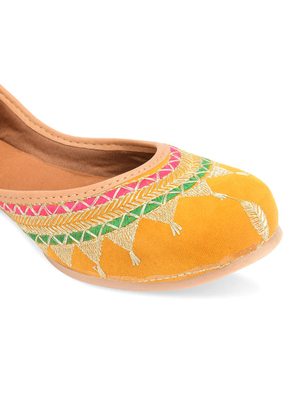 DESI COLOUR Women Yellow Ethnic Punjabi Jutti