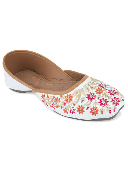 DESI COLOUR Women White Ethnic Punjabi Jutti