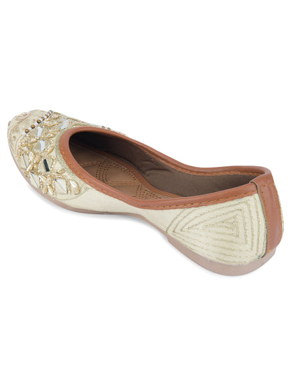 DESI COLOUR Women White Ethnic Punjabi Jutti