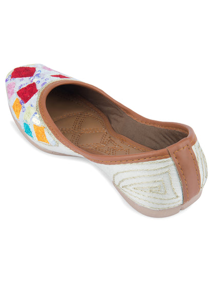 DESI COLOUR Women White Ethnic Punjabi Jutti