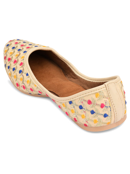 DESI COLOUR Women Cream Ethnic Punjabi Jutti