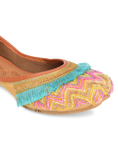 DESI COLOUR Women Gold Ethnic Punjabi Jutti