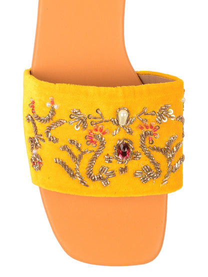 DESI COLOUR Women Yellow Ethnic Punjabi Jutti