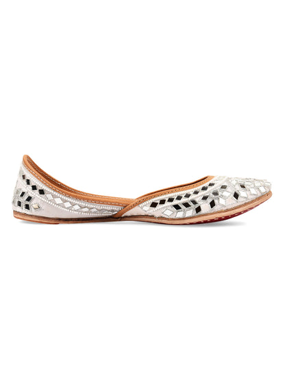 DESI COLOUR Women White Embellished Leather Mojaris