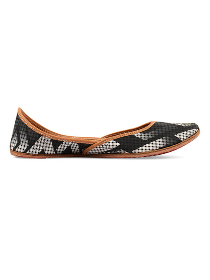 DESI COLOUR Women Black Printed Leather Mojaris