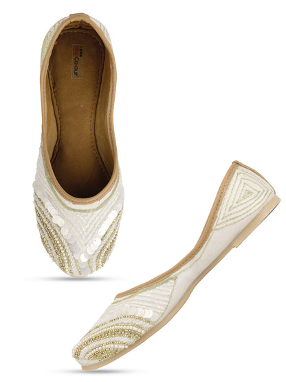 DESI COLOUR Women White Ethnic Mojaris Flats