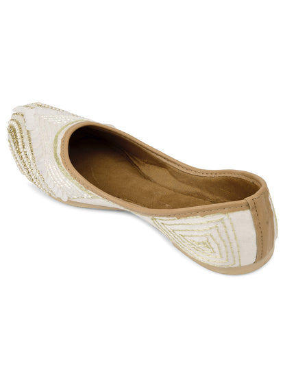 DESI COLOUR Women White Ethnic Mojaris Flats