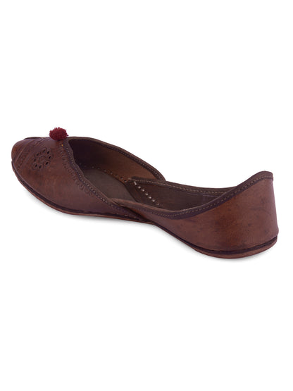 DESI COLOUR Women Brown Textured Leather Mojaris