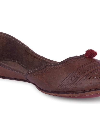 DESI COLOUR Women Brown Textured Leather Mojaris