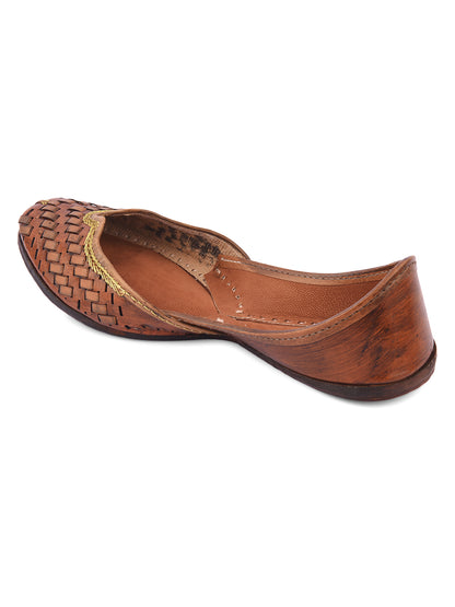 DESI COLOUR Women Brown Textured Leather Mojaris