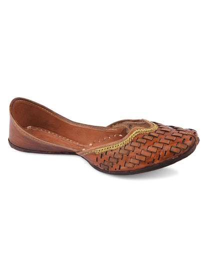 DESI COLOUR Women Brown Textured Leather Mojaris