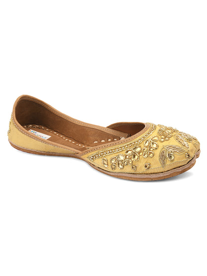 DESI COLOUR Women Yellow  Gold-Toned Embellished Leather Ethnic Mojaris Flats