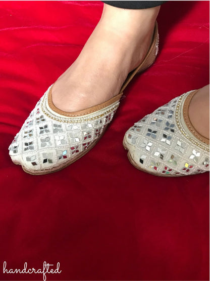 DESI COLOUR Women White Ethnic Mojaris Flats