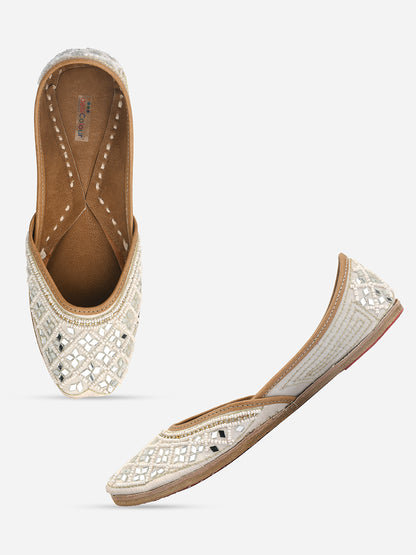 DESI COLOUR Women White Ethnic Mojaris Flats