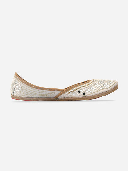 DESI COLOUR Women White Ethnic Mojaris Flats