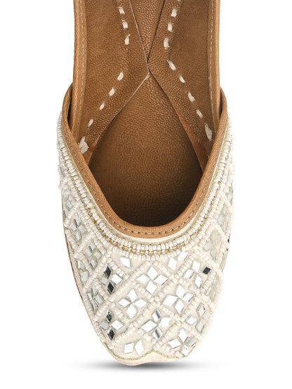 DESI COLOUR Women White Ethnic Mojaris Flats