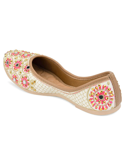 DESI COLOUR Women White Ethnic Mojaris Flats