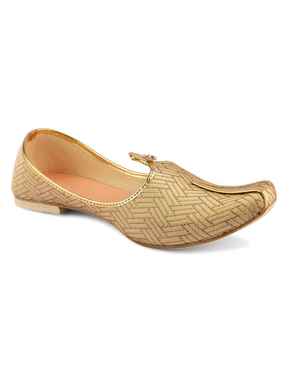 DESI COLOUR Men Gold-Toned Textured Mojaris