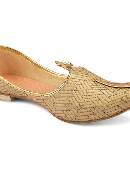 DESI COLOUR Men Gold-Toned Textured Mojaris