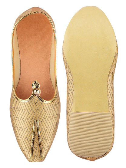 DESI COLOUR Men Gold-Toned Textured Mojaris